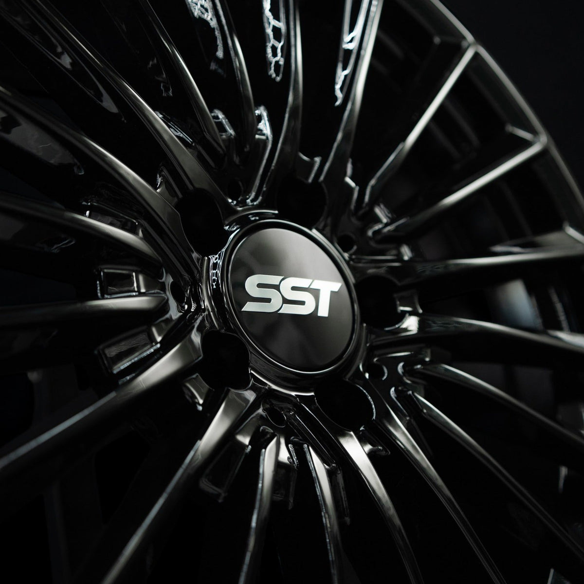 SST 1 gloss black alloy wheel, close-up of the spoke and rim edge finish